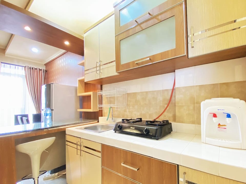 Deluxe Apartment | Private kitchen | Full-size fridge, stovetop