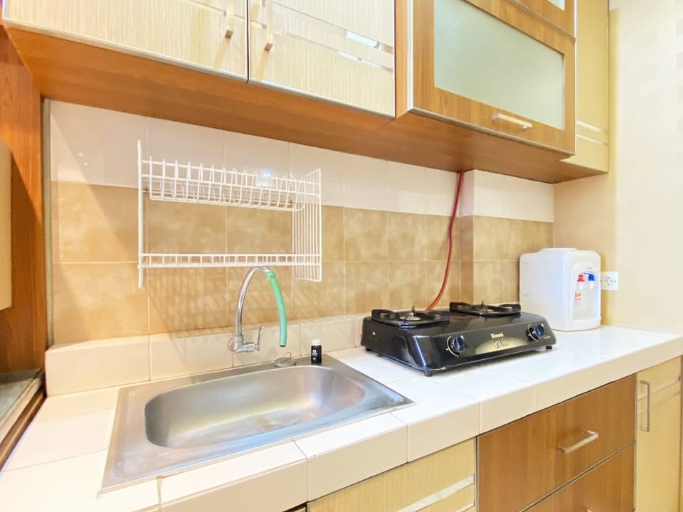 Deluxe Apartment | Private kitchen | Full-size fridge, stovetop