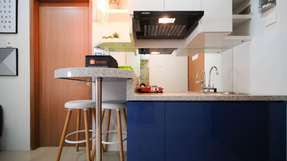 Deluxe Apartment | Private kitchen | Full-size fridge, stovetop