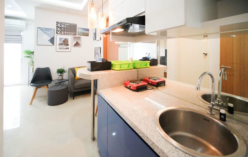 Deluxe Apartment | Private kitchen | Full-size fridge, stovetop