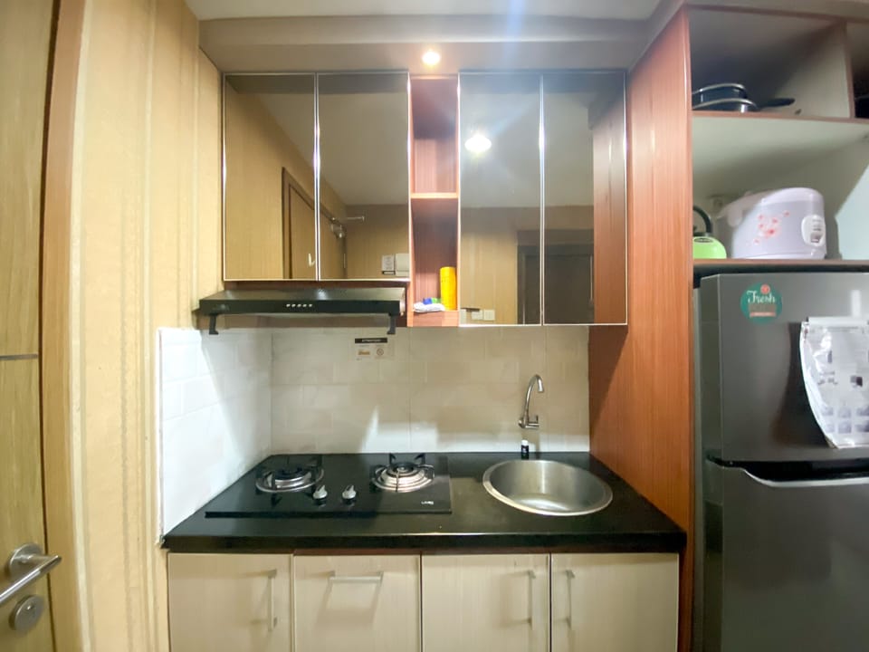 Deluxe Apartment | Private kitchen | Full-size fridge, stovetop