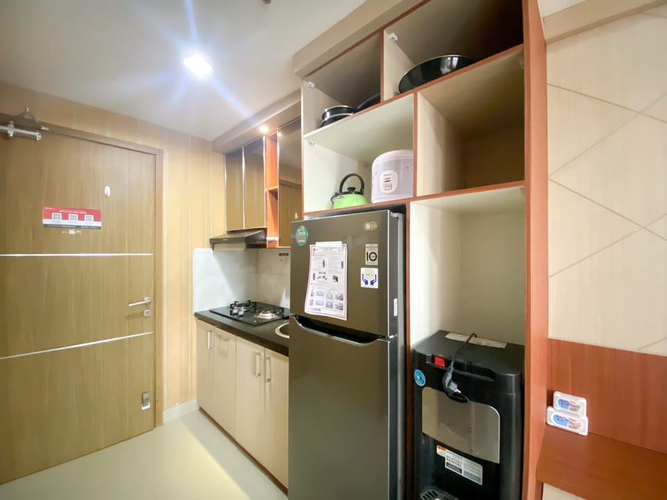 Deluxe Apartment | Private kitchen | Full-size fridge, stovetop