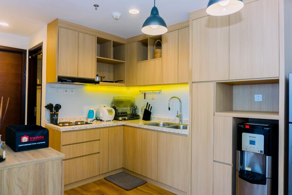 Deluxe Apartment | Private kitchen | Full-size fridge, stovetop