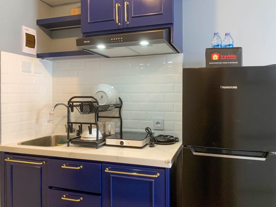 Deluxe Apartment | Private kitchen | Full-size fridge, stovetop