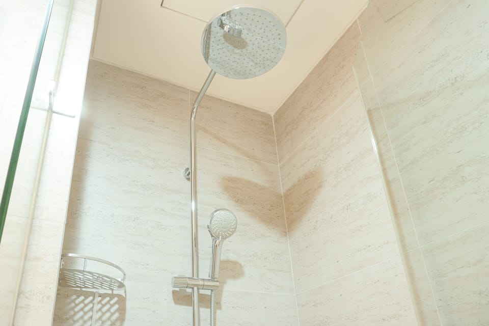 Deluxe Apartment | Bathroom