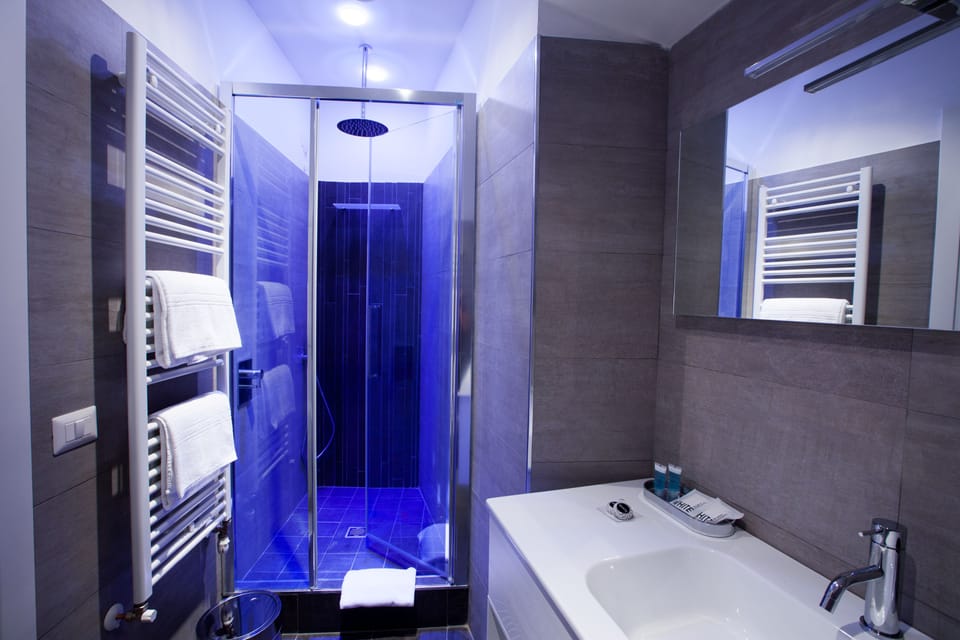 Classic Double Room | Bathroom | Shower, rainfall showerhead, free toiletries, hair dryer