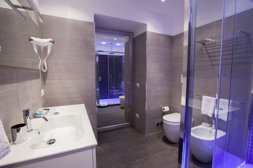 Shower, rainfall showerhead, free toiletries, hair dryer