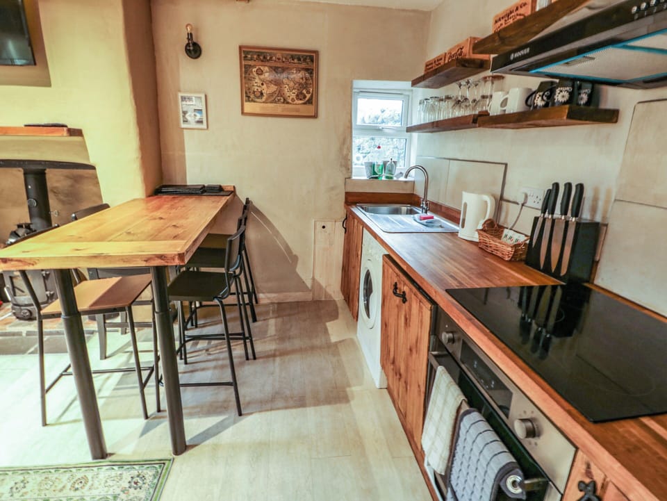 Cottage | Private kitchen | Fridge, dishwasher, electric kettle, toaster