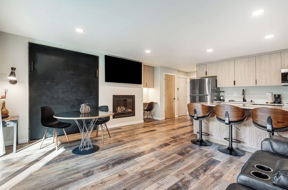 Traditional Suite | Individually decorated, individually furnished, laptop workspace