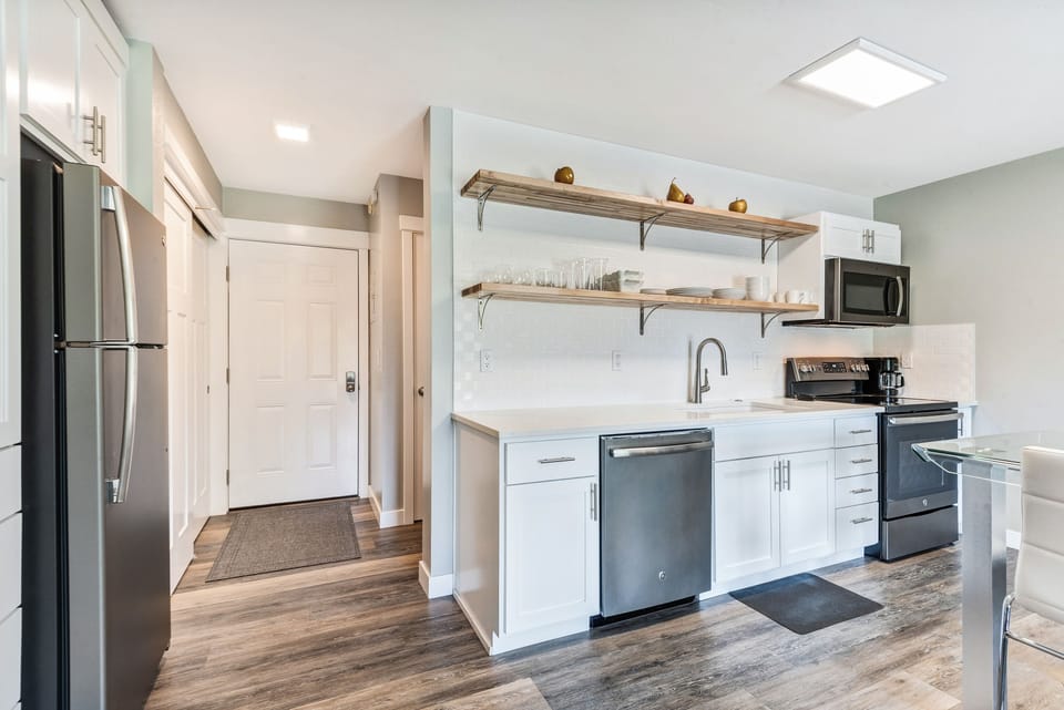 Deluxe Studio | Private kitchen | Fridge, microwave, stovetop, coffee/tea maker