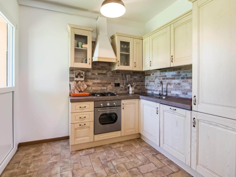 House | Private kitchen | Electric kettle, highchair