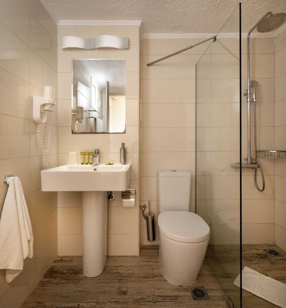 Combined shower/tub, designer toiletries, towels
