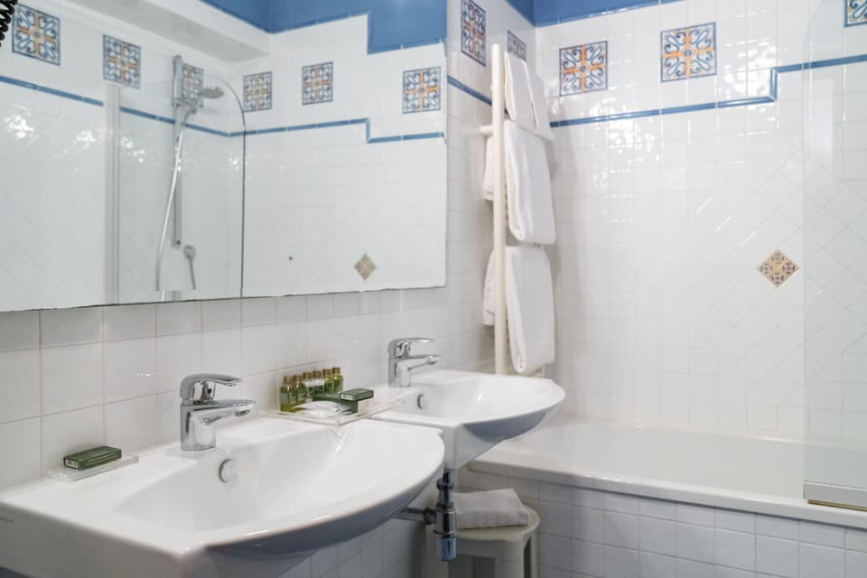 Junior Suite | Bathroom | Rainfall showerhead, free toiletries, hair dryer, towels