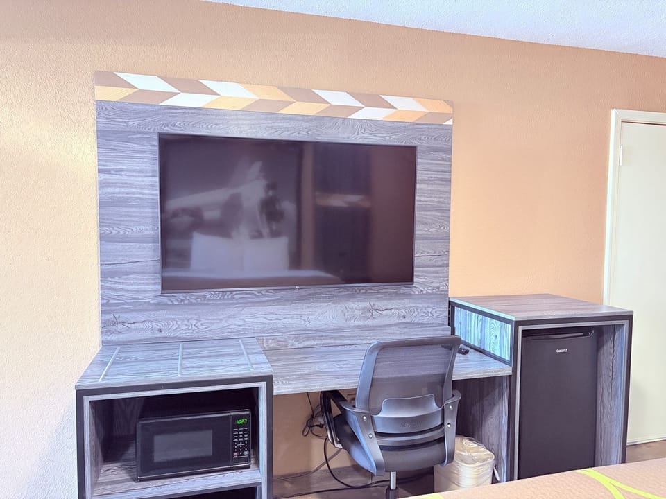 Room, 1 King Bed, Non Smoking | Free WiFi, bed sheets, alarm clocks