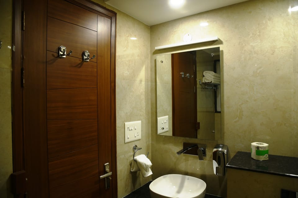 Deluxe Room, 1 King Bed | Bathroom | Shower, rainfall showerhead, free toiletries, towels