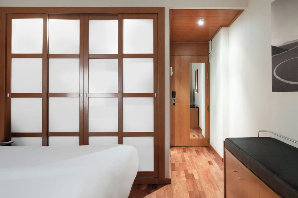 Standard Room, 1 King Bed, Non Smoking | Minibar, in-room safe, desk, laptop workspace