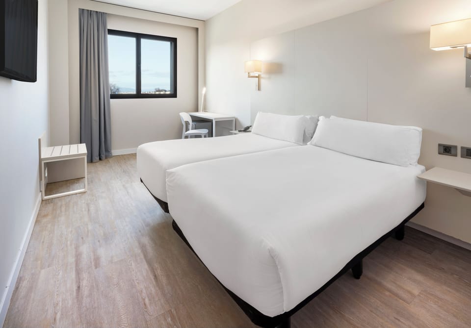 Twin Room | Minibar, in-room safe, desk, soundproofing
