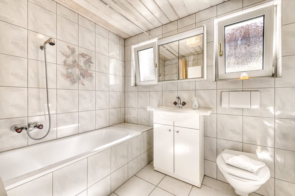 Basic Apartment | Bathroom