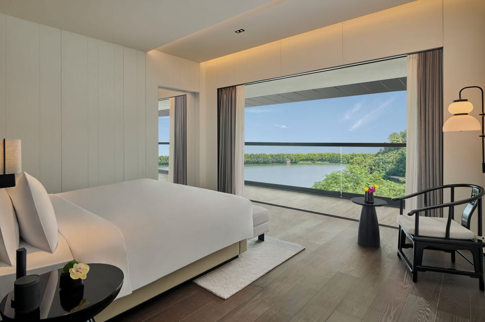 Business Suite | In-room safe, blackout drapes, free WiFi