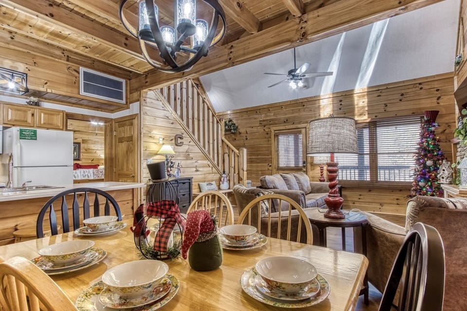Cabin, 2 Bedrooms | Dining room