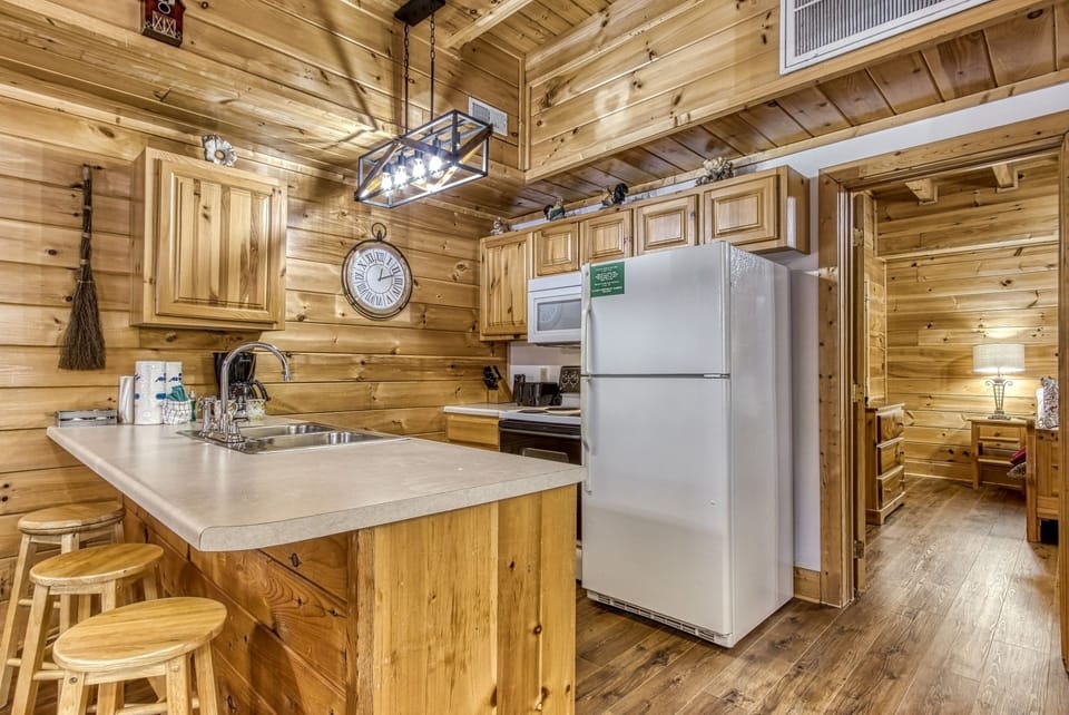 Cabin, 2 Bedrooms | Private kitchen | Fridge, oven, coffee/tea maker, toaster