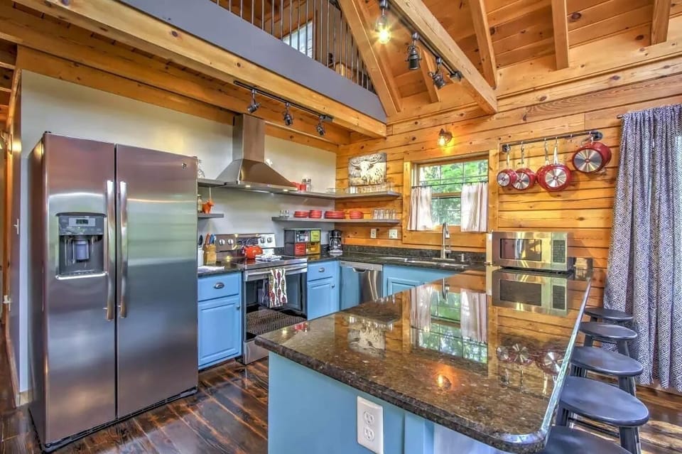 Cabin, 5 Bedrooms | Private kitchen | Fridge, oven, coffee/tea maker, toaster