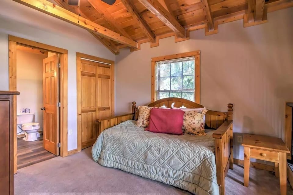 Cabin, 5 Bedrooms | 5 bedrooms, free WiFi