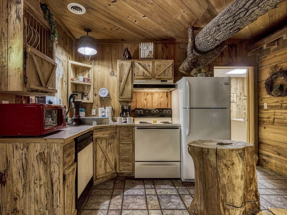 Cabin, 1 Bedroom | Private kitchen | Fridge, oven, coffee/tea maker, toaster
