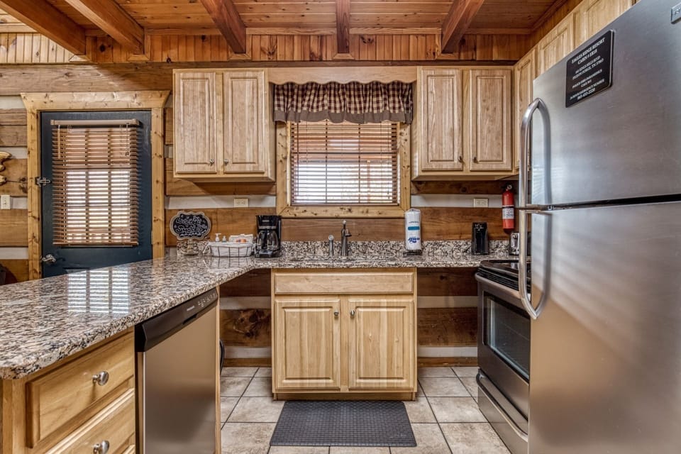 Cabin, 1 Bedroom | Private kitchen | Fridge, oven, coffee/tea maker, toaster