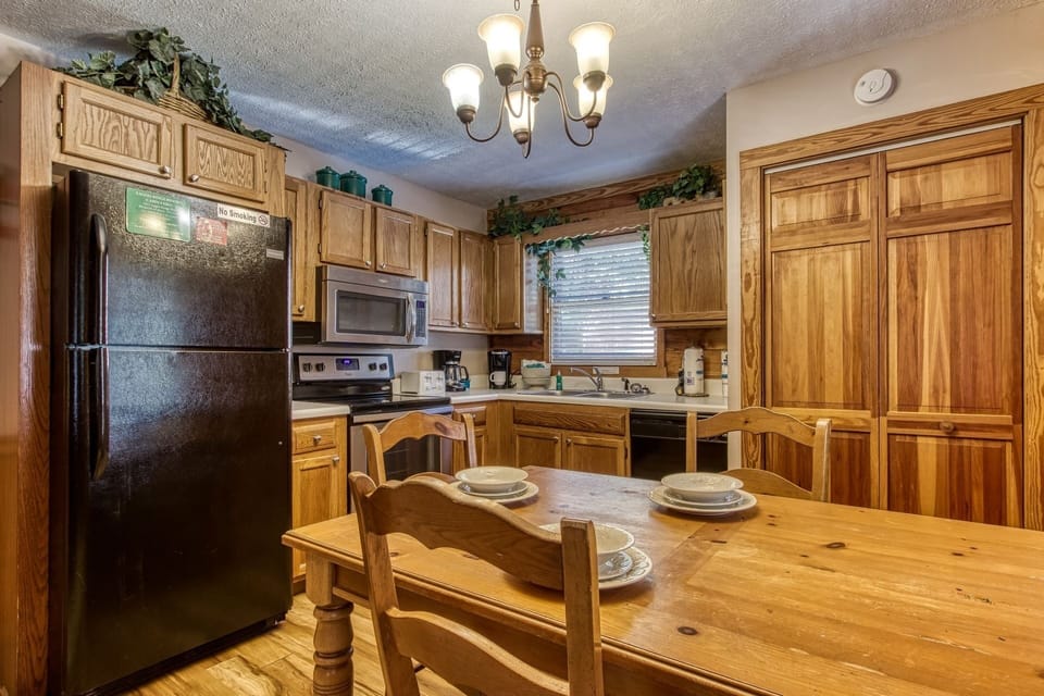 Cabin, 3 Bedrooms | Private kitchen | Fridge, oven, coffee/tea maker, toaster