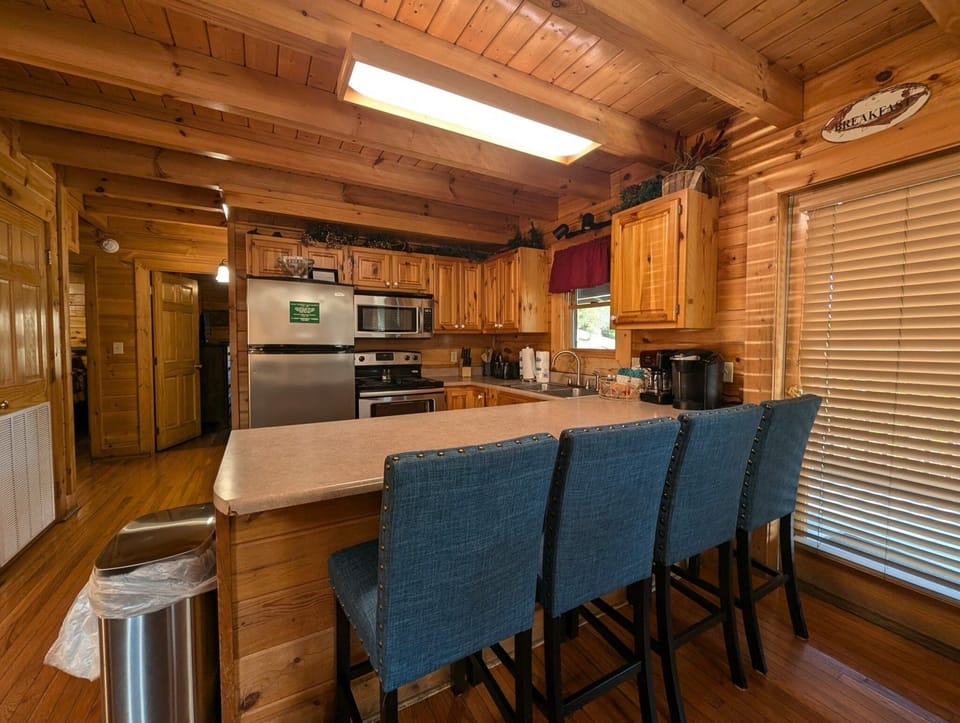 Cabin, 6 Bedrooms | Private kitchen | Fridge, oven, coffee/tea maker, toaster