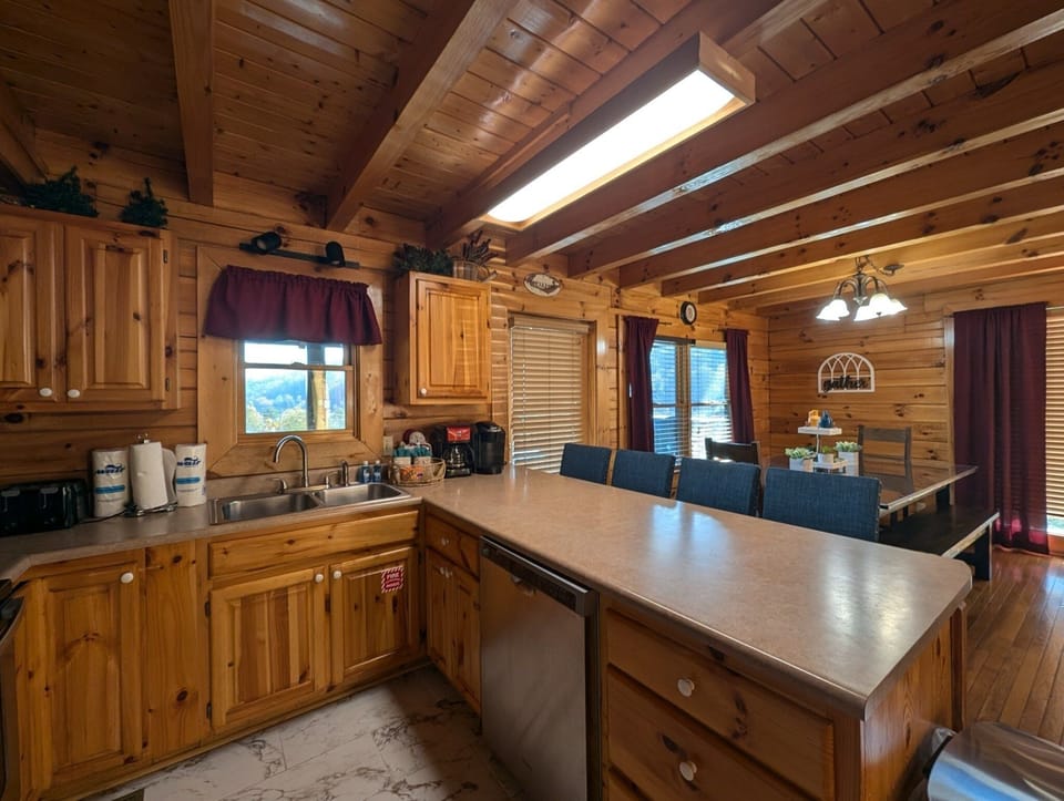 Cabin, 6 Bedrooms | Private kitchen | Fridge, oven, coffee/tea maker, toaster