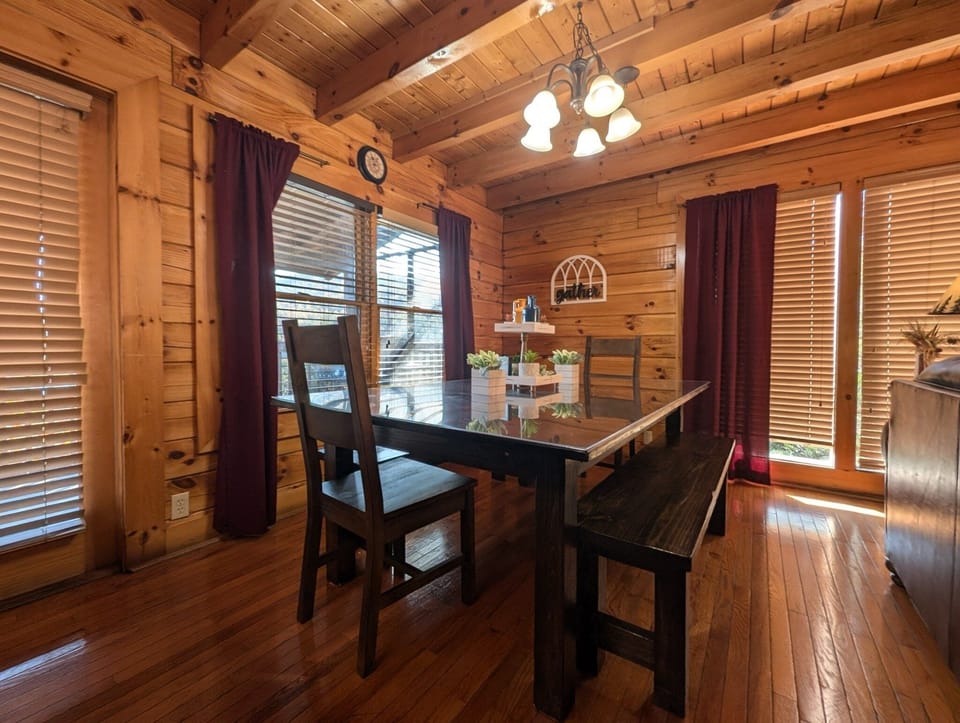 Cabin, 6 Bedrooms | Dining