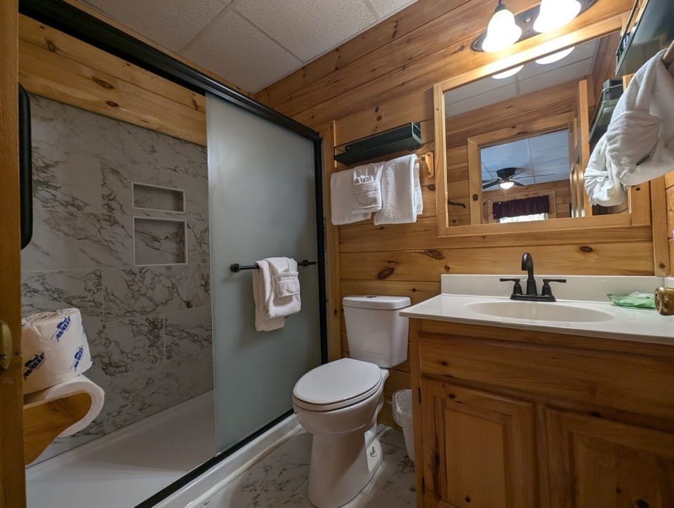 Ern807 - Black Bearry Ridge - Great Location! Close To All The Action! 6 Bedroom Cabin by RedAwning Cabin in Pigeon Forge