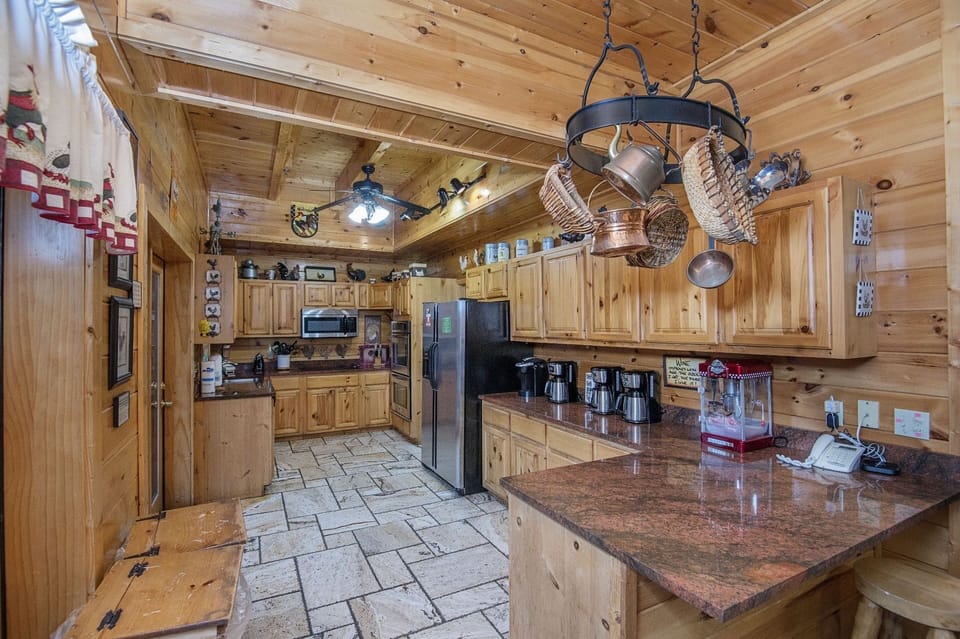 Cabin, Multiple Bedrooms | Private kitchen | Coffee/tea maker, fridge, oven, toaster