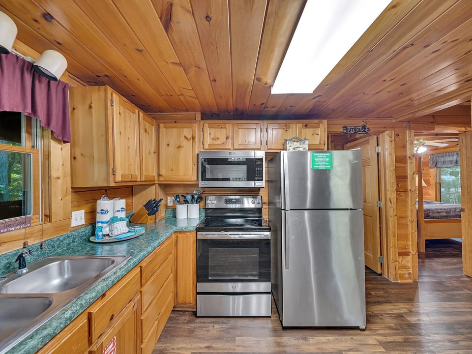 Cabin, 5 Bedrooms | Private kitchen | Fridge, oven, coffee/tea maker, toaster