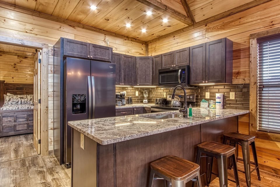 Cabin, 3 Bedrooms | Private kitchen | Coffee/tea maker, fridge, oven, toaster