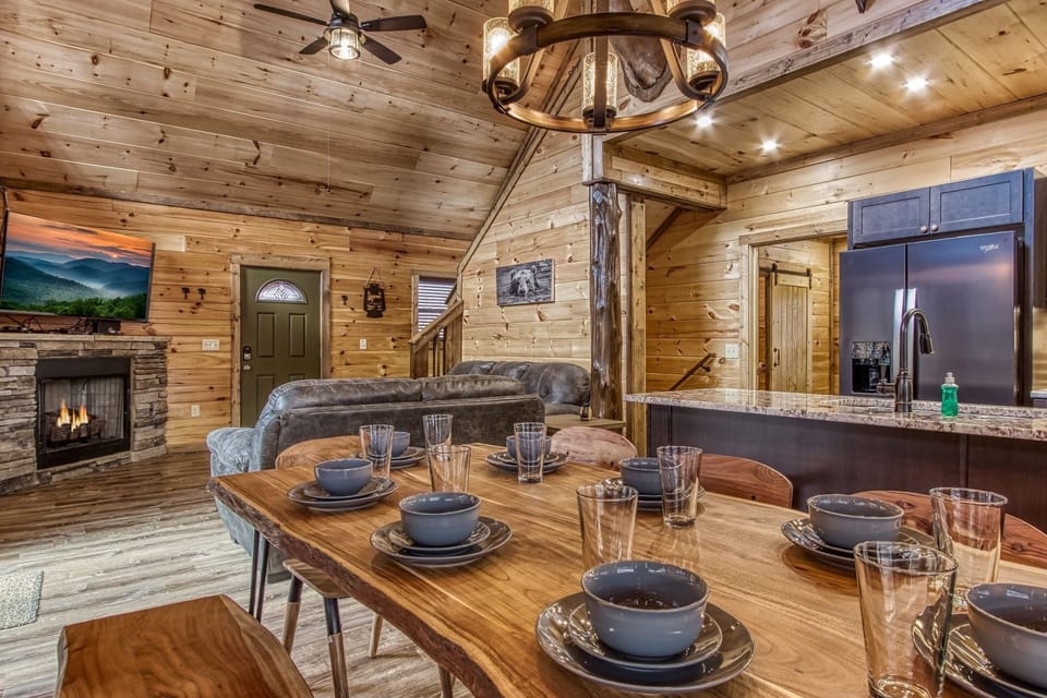 Cabin, 3 Bedrooms | Dining