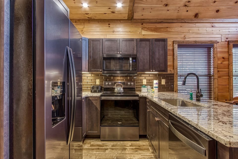Cabin, 3 Bedrooms | Private kitchen | Coffee/tea maker, fridge, oven, toaster