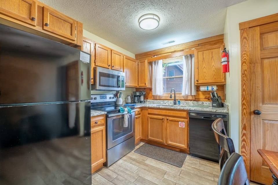 Cabin, 3 Bedrooms | Private kitchen | Fridge, oven, coffee/tea maker, toaster