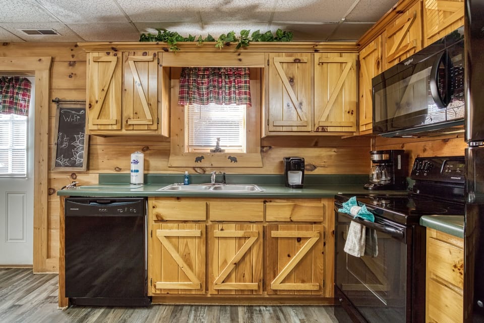 Cabin, 1 Bedroom | Private kitchen | Fridge, oven, coffee/tea maker, toaster