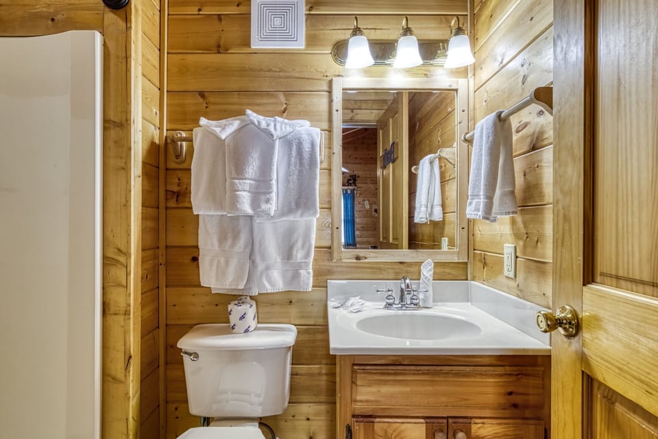 Er305- Bear Right Inn- Great Location- Close To Town 9 Bedroom Cabin by RedAwning Cabin in Pigeon Forge