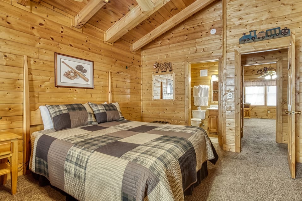 Er305- Bear Right Inn- Great Location- Close To Town 9 Bedroom Cabin by RedAwning Cabin in Pigeon Forge