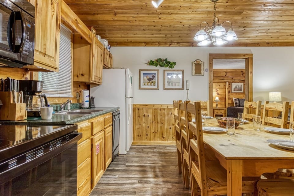 Cabin, 4 Bedrooms | Private kitchen | Fridge, oven, coffee/tea maker, toaster