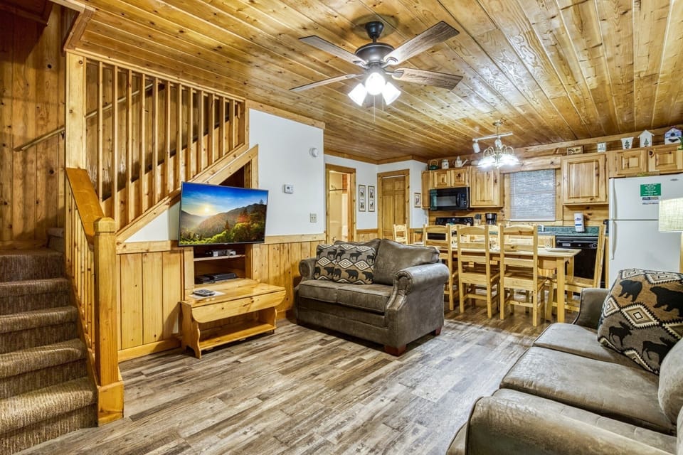 Cabin, 4 Bedrooms | Living area