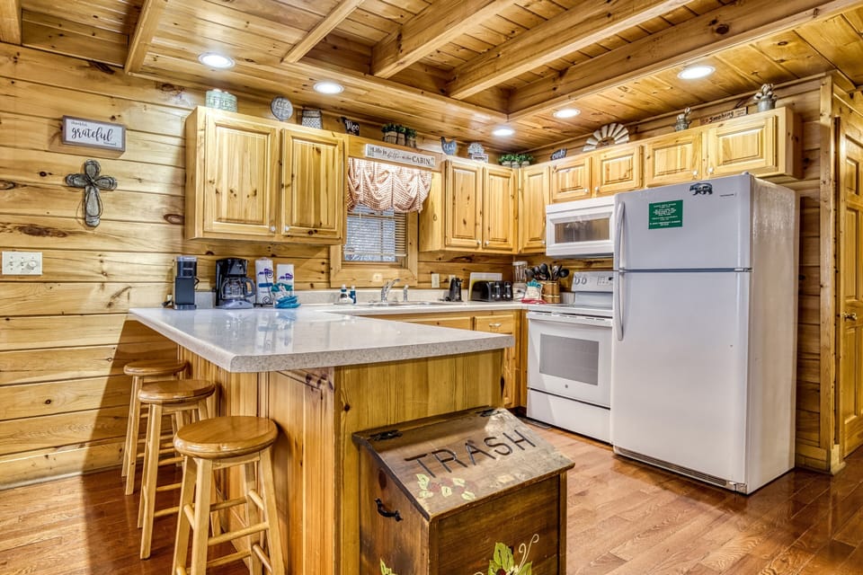 Cabin, 6 Bedrooms | Private kitchen | Fridge, oven, coffee/tea maker, toaster