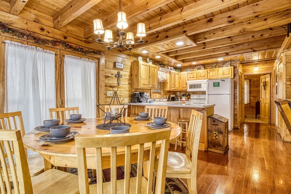 Cabin, 6 Bedrooms | Dining