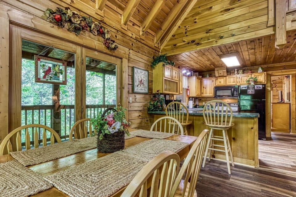 Cabin, 3 Bedrooms | Private kitchen | Fridge, oven, coffee/tea maker, toaster