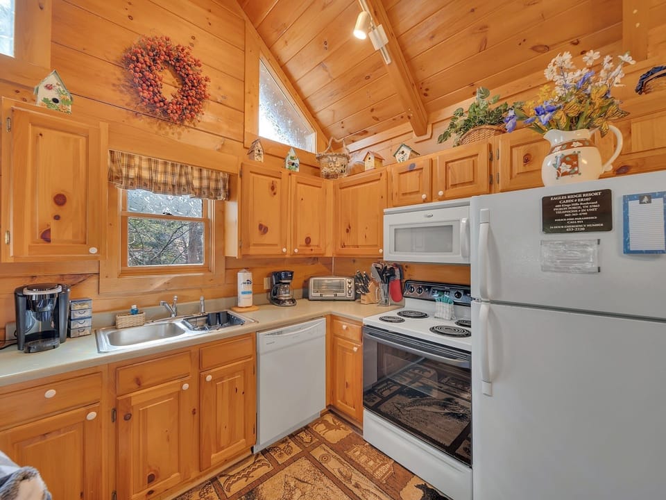 Cabin, 2 Bedrooms | Private kitchen | Coffee/tea maker, fridge, oven, toaster