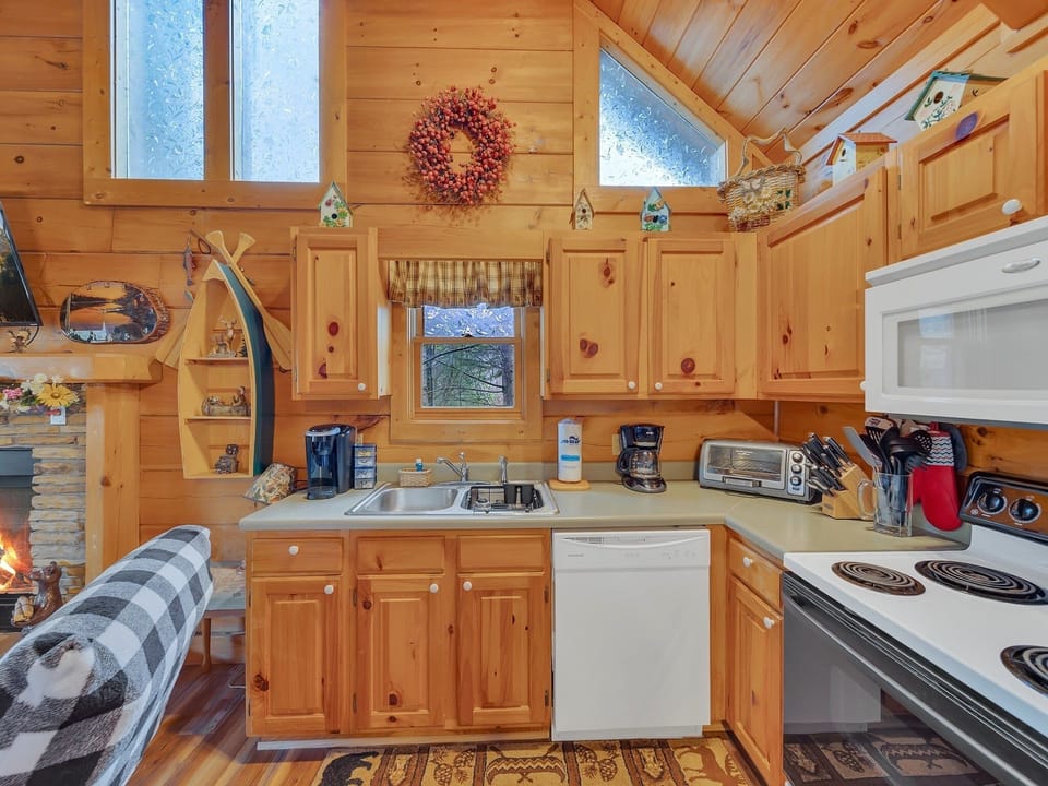 Cabin, 2 Bedrooms | Private kitchen | Coffee/tea maker, fridge, oven, toaster